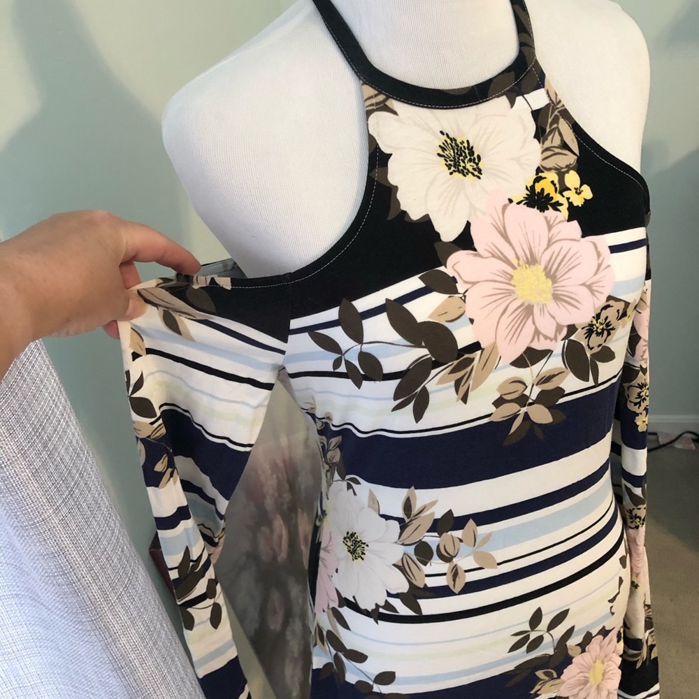 NWOT guess cold shoulder top